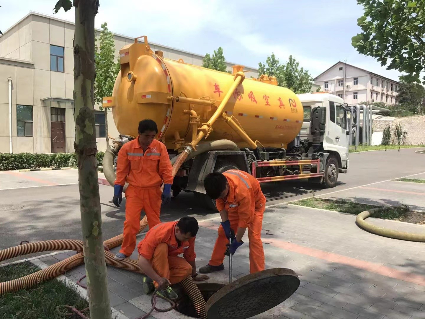 姜堰管道疏通车停在窨井附近