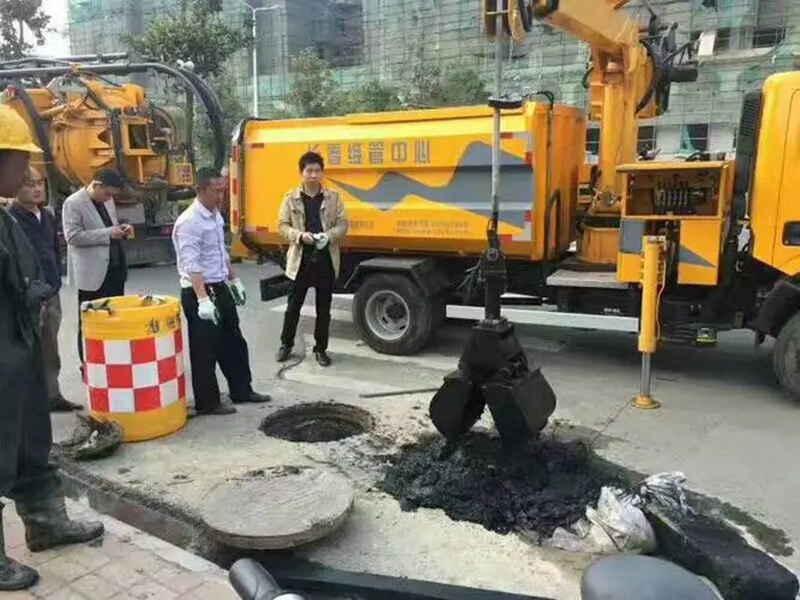 姜堰街道：网格员化身“清道夫”，为民解忧疏通“堵心”化粪池