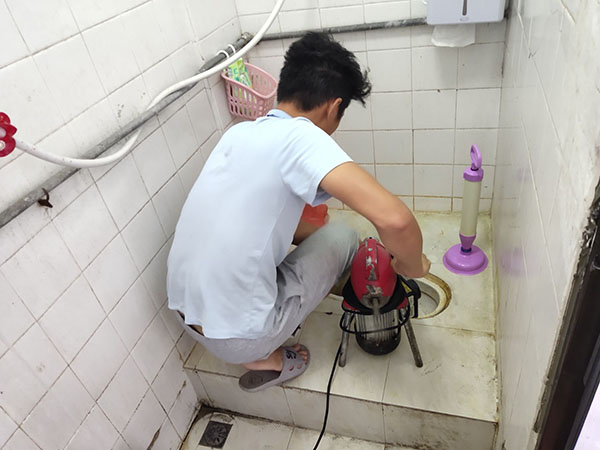 姜堰肥皂掉到马桶里把马桶堵住了怎么办？马桶堵住了怎么办