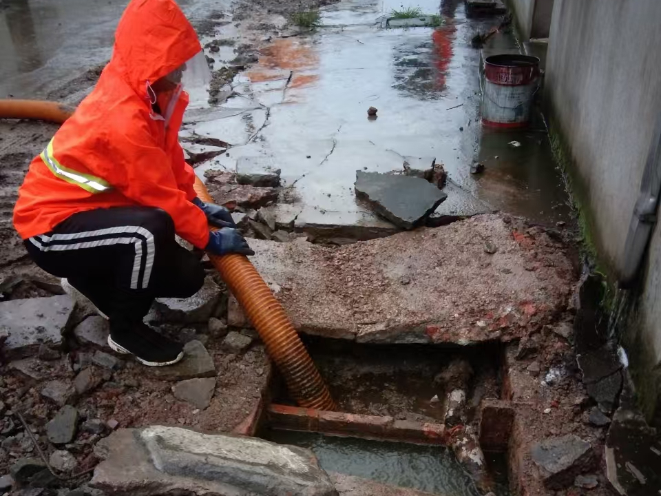 姜堰专业清理污水池 炜誉市政以规范流程守护城市 “肠道”